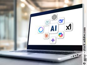 Laptopbildschirm mit Logos verschiedener KI Anbieter